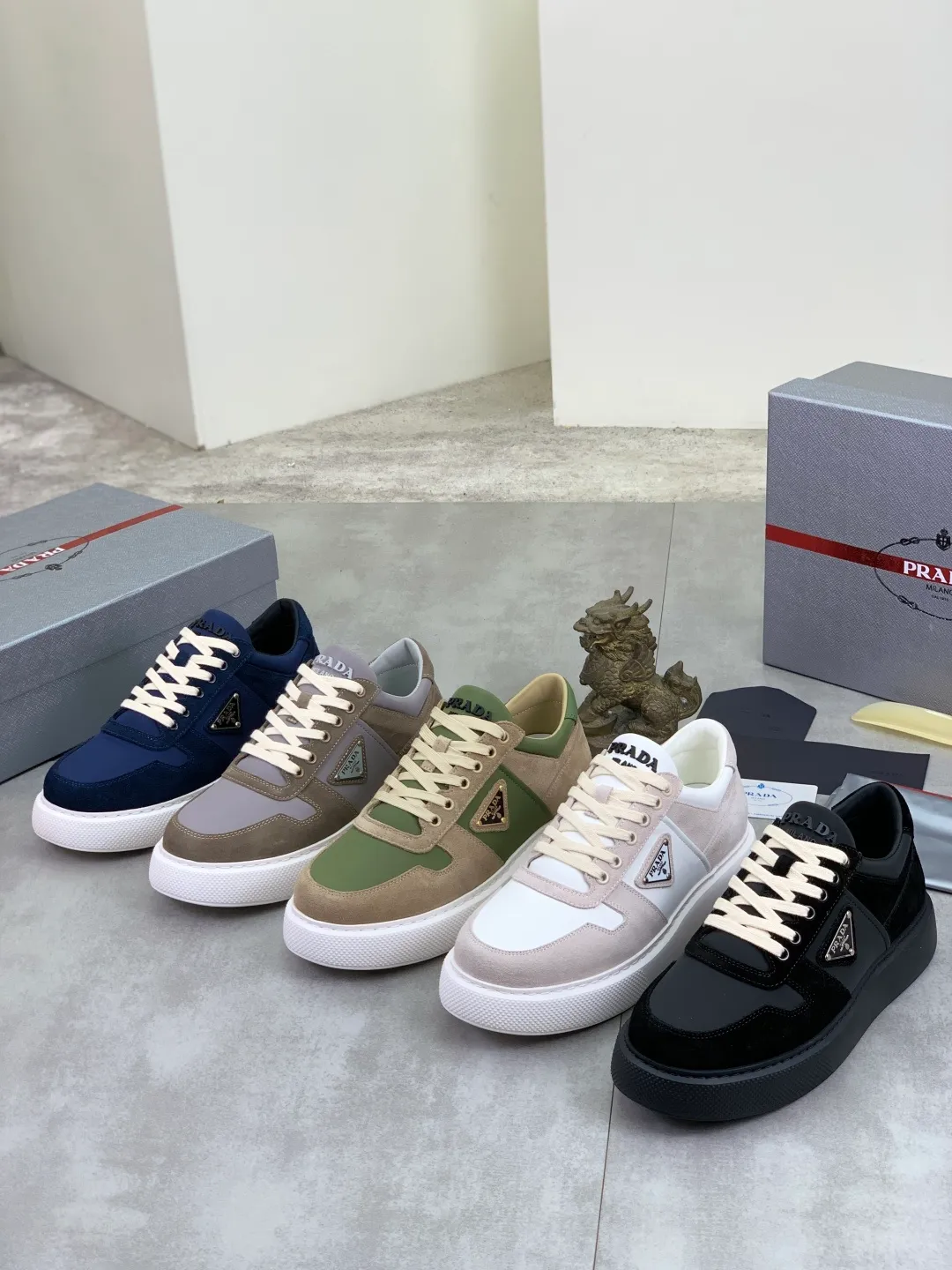 Men's shoes 💰P560💰 [New model] High version official website popular model is on the market, 🆘 Trendy brand (Prada) mainly promotes popular model, avant-garde and versatile fashionable men's shoes private version mold opening, cowhide surface splicing 1:1.. Stylish and simple, original imported cowhide lining cowhide feet; the atmosphere and personality are more fashionable, eye-catching and pursuing class. It will subvert the old idea and be a must-have for fashion trendsetters with you! Must keep it for yourself! Tall and comfortable, large and low, high-end quality workmanship. Code number: 38-44 5⃣️colors available.